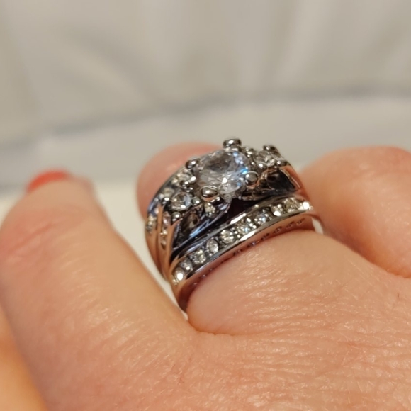 Sterling silver and cubic zirconia ring size 7 - Picture 4 of 5